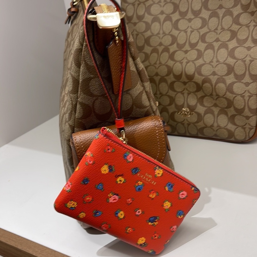 Coach Corner Zip Wristlet With Mini Vintage Rose Print
IM/Miami Red Multi - Picture 3 of 16